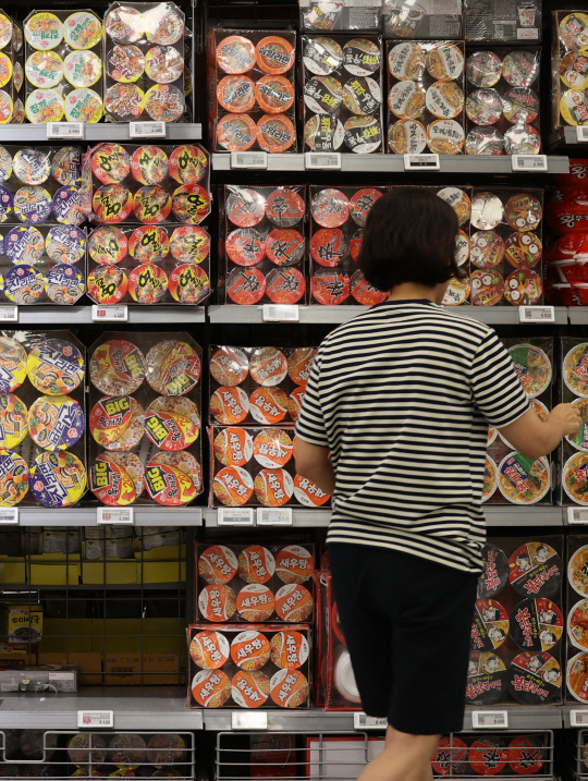 서울 한 대형마트에 진열된 라면. [연합뉴스]